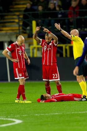 Anderlecht, Belgien 22.11.2017, UEFA Champions League - 2017 18 Season, Gruppenphase, RSC Anderlecht vs FC Bayern Muenchen, Thiago (FCB) am boden, verletzt Arturo Vidal (FCB) hilft ( DeFodi053