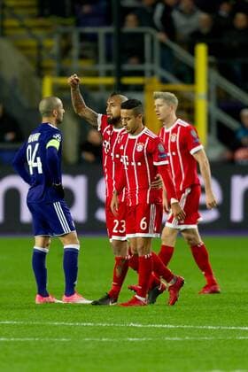 Anderlecht, Belgien 22.11.2017, UEFA Champions League - 2017 18 Season, Gruppenphase, RSC Anderlecht vs FC Bayern Muenchen, Thiago (FCB) am boden, verletzt Arturo Vidal (FCB) hilft ( DeFodi053