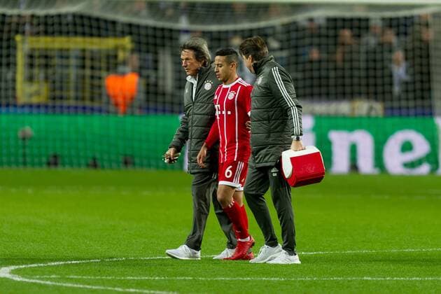 Anderlecht, Belgien 22.11.2017, UEFA Champions League - 2017 18 Season, Gruppenphase, RSC Anderlecht vs FC Bayern Muenchen, Thiago (FCB) verletzt ( DeFodi053