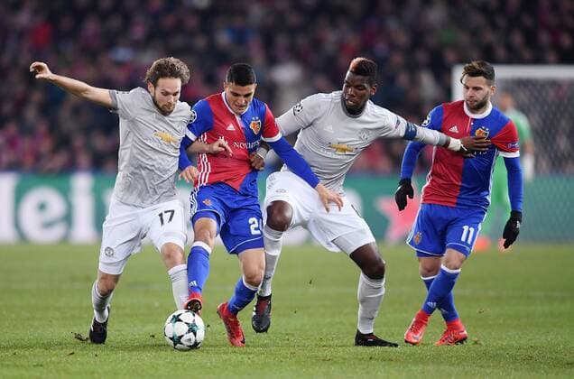 FUSSBALL CHAMPIONS LEAGUE SAISON 2017 2018 GRUPPENPHASE FC Basel - Manchester United ManU FC 22.11.2017 Daley Blind (li, Manchester United FC) gegen Mohamed Elyounoussi (2.v.li. FC Basel) sowie Paul Pogba (2.v.re, Manchester United FC) und Renato Steffen (re, FC Basel) Basel
