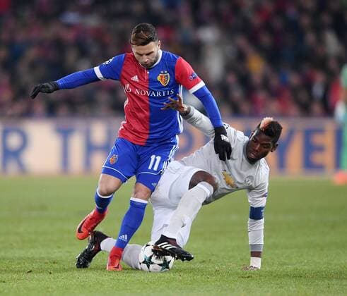 FUSSBALL CHAMPIONS LEAGUE SAISON 2017 2018 GRUPPENPHASE FC Basel - Manchester United ManU FC 22.11.2017 Paul Pogba (re, Manchester United FC) gegen Renato Steffen (li, FC Basel) Basel