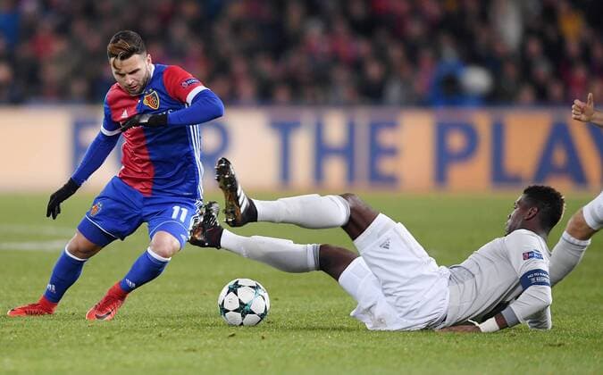 FUSSBALL CHAMPIONS LEAGUE SAISON 2017 2018 GRUPPENPHASE FC Basel - Manchester United ManU FC 22.11.2017 Paul Pogba (re, Manchester United FC) gegen Renato Steffen (li, FC Basel) Basel
