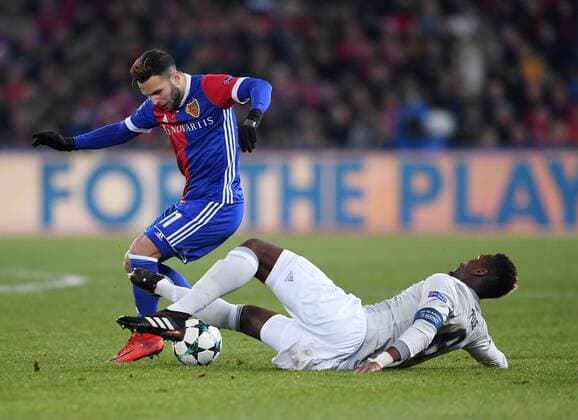 FUSSBALL CHAMPIONS LEAGUE SAISON 2017 2018 GRUPPENPHASE FC Basel - Manchester United ManU FC 22.11.2017 Paul Pogba (re, Manchester United FC) gegen Renato Steffen (li, FC Basel) Basel