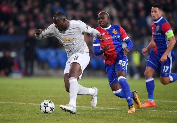 FUSSBALL CHAMPIONS LEAGUE SAISON 2017 2018 GRUPPENPHASE FC Basel - Manchester United ManU FC 22.11.2017 Romelu Lukaku (li, Manchester United FC) gegen Eder Balanta (re, FC Basel) Basel