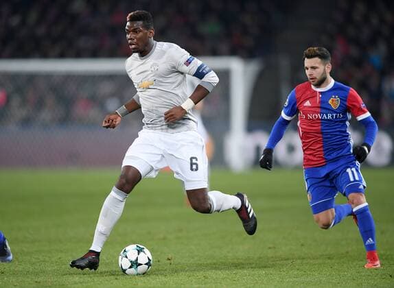 FUSSBALL CHAMPIONS LEAGUE SAISON 2017 2018 GRUPPENPHASE FC Basel - Manchester United ManU FC 22.11.2017 Paul Pogba (Manchester United FC) am Ball gegen Renato Steffen (re, FC Basel) Basel
