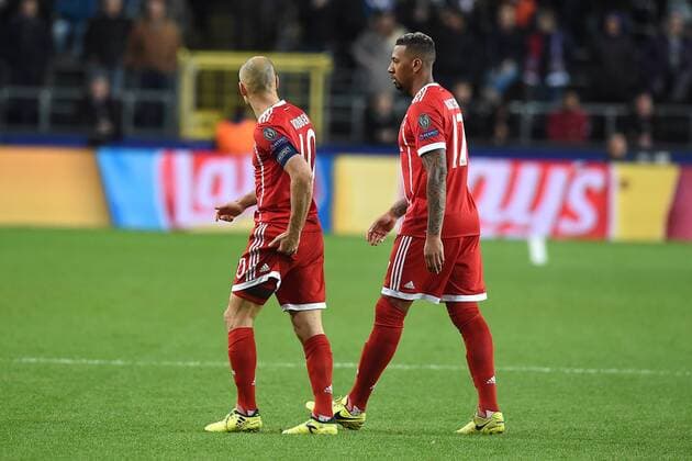 Fußball Champions League Gruppenphase 5. Spieltag RSC Anderlecht - FC Bayern München am 22.11.2017 im Constant-Vanden-Stock-Stadion in Anderlecht Arjen Robben ( München ), links - verlässt verletzt das Spielfeld