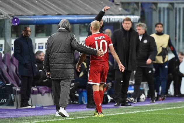 Bilder des Tages - SPORT Fußball Champions League Gruppenphase 5. Spieltag RSC Anderlecht - FC Bayern München am 22.11.2017 im Constant-Vanden-Stock-Stadion in Anderlecht Arjen Robben ( München ), rechts - verlässt verletzt das Spielfeld