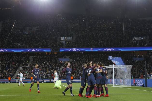 Kylian Mbappe (PSG) inscrit un but, joie avec Edinson Roberto Paulo Cavani Gomez (psg) (El Matador) (El Botija) (Florestan), Thiago Silva (PSG), Marcos Aoas Correa dit Marquinhos (PSG), Julian Draxler (PSG), Marco Verratti (psg), Neymar da Silva Santos Junior - Neymar Jr (PSG), Adrien Rabiot (psg), Layvin Kurzawa (psg), Craig Gordon (Celtic FC) au sol FOOTBALL : PARIS SAINT GERMAIN v CELTIC - UEFA CHAMPIONS LEAGUE - 22 11 2017 StephaneAllaman Panoramic 