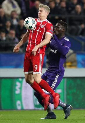 Bayern s Robert Lewandowski and Anderlecht s Kara Mbodji fight for the ball during a soccer match between Belgian club RSC Anderlecht and German team FC Bayern Munchen, Wednesday 22 November 2017 in Brussels, game five out of six in the group stage (Group B) of the UEFA Champions League competition. VIRGINIExLEFOUR  x05206703x