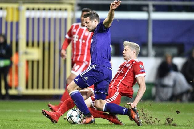 Anderlecht s Uros Spajic and Bayern s Robert Lewandowski fight for the ball during a soccer match between Belgian club RSC Anderlecht and German team FC Bayern Munchen, Wednesday 22 November 2017 in Brussels, game five out of six in the group stage (Group B) of the UEFA Champions League competition. YORICKxJANSENS  x05206708x