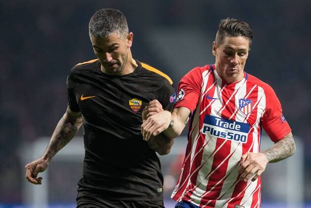 Fernando Torres of Atletico Madrid and Aleksandar Kolarov of Roma during the UEFA Champions League group C match between Atletico Madrid and Roma played at Wanda Metropolitano Stadium in Madrid, on November 22th 2017.  xRudyx xAFP7x xAtleticoxdexMadridxvxRoma,xChampionsxLeague,xSpain,xNovx22thx201x