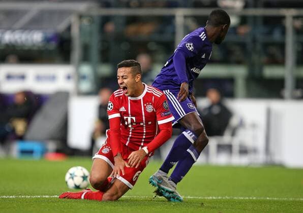 Bilder des Tages - SPORT 22.11.2017, Fussball UEFA Champions League 2017 2018, Gruppenphase, 5.Spieltag, RSC Anderlecht - FC Bayern München, im Constant Vanden Stock Stadion in Anderlecht. v.l. Thiago Alcantara (Bayern München) gegen Dennis Appiah (RSC Anderlecht)