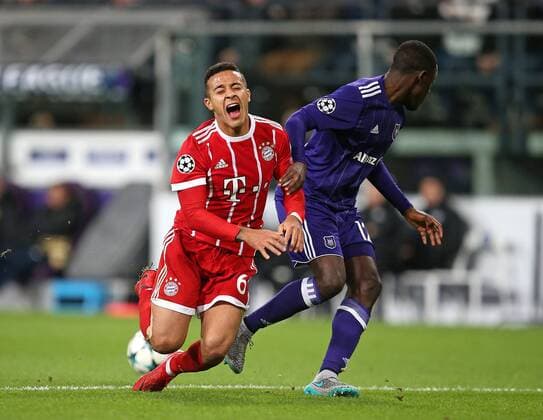 22.11.2017, Fussball UEFA Champions League 2017 2018, Gruppenphase, 5.Spieltag, RSC Anderlecht - FC Bayern München, im Constant Vanden Stock Stadion in Anderlecht. v.l. Thiago Alcantara (Bayern München) gegen Dennis Appiah (RSC Anderlecht)