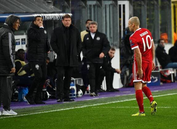 Bilder des Tages - SPORT 22.11.2017, xjhx, Fussball Champions League, RSC Anderlecht - FC Bayern Muenchen emspor, v.l. Arjen Robben (FC Bayern Muenchen) verletzt, Verletzung, Anderlecht