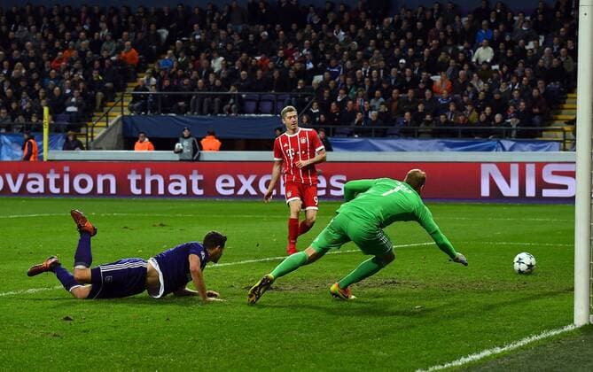 22.11.2017, xjhx, Fussball Champions League, RSC Anderlecht - FC Bayern Muenchen emspor, v.l. Robert Lewandowski (FC Bayern Muenchen), Matz Sels (RSC Anderlecht) Goal scored, Tor zum 0:1 Anderlecht
