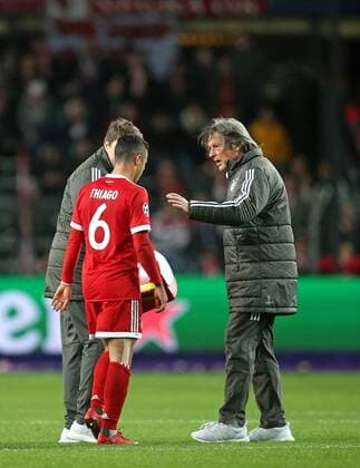 22.11.2017, Fussball UEFA Champions League 2017 2018, Gruppenphase, 5.Spieltag, RSC Anderlecht - FC Bayern München, im Constant Vanden Stock Stadion in Anderlecht. Thiago Alcantara (mi., Bayern München) muss verletzt vom Platz , Dr. Hans-Wilhelm Müller-Wohlfahrt (re., Bayern München)