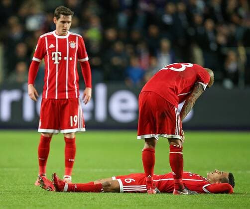 22.11.2017, Fussball UEFA Champions League 2017 2018, Gruppenphase, 5.Spieltag, RSC Anderlecht - FC Bayern München, im Constant Vanden Stock Stadion in Anderlecht. v.l. Sebastian Rudy (Bayern München) , Arturo Vidal (Bayern München) , Thiago Alcantara (Bayern München) liegt verletzt am Boden