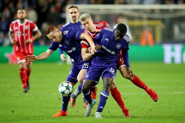 Adrien Trebel ( RSC Anderlecht 25 ) Robert Lewandowski (FC Bayern Muenchen 9) Dennis Appiah ( RSC Anderlecht 12 ), RSC Anderlecht vs. FC Bayern Muenchen, Champions League, Fussball, 22.11.2017, Anderlecht Copyright: xLanger Eibner-Pressefotox EP_HLR