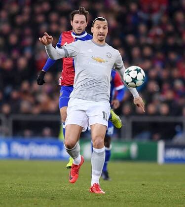 FUSSBALL CHAMPIONS LEAGUE SAISON 2017 2018 GRUPPENPHASE FC Basel - Manchester United ManU FC 22.11.2017 Zlatan Ibrahimovic (vorn, Manchester United FC) am Ball gegen Luca Zuffi (FC Basel) Basel