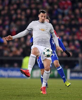 FUSSBALL CHAMPIONS LEAGUE SAISON 2017 2018 GRUPPENPHASE FC Basel - Manchester United ManU FC 22.11.2017 Zlatan Ibrahimovic (vorn, Manchester United FC) am Ball gegen Luca Zuffi (FC Basel) Basel