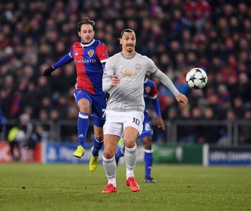 Bilder des Tages - SPORT FUSSBALL CHAMPIONS LEAGUE SAISON 2017 2018 GRUPPENPHASE FC Basel - Manchester United ManU FC 22.11.2017 Zlatan Ibrahimovic (vorn re, Manchester United FC) am Ball gegen Luca Zuffi (FC Basel) Basel