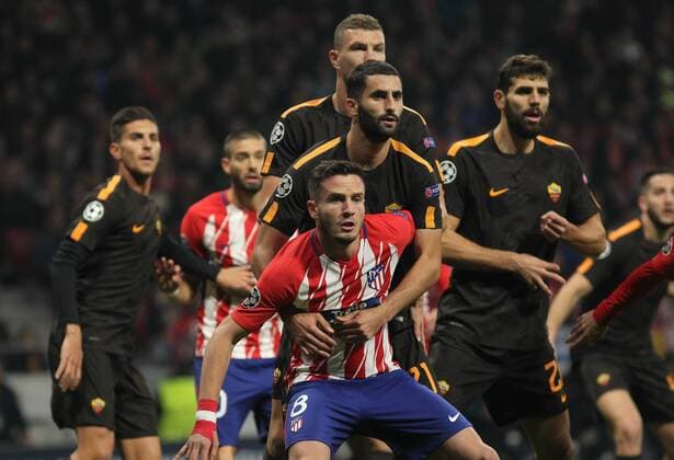 Atletico de Madrid s midfielder Saul and Roma s players during Champions League match between Atletico de Madrid and Roma at the Wanda Metropolitano stadium in Madrid, Wednesday, november. 22th 2017.  xIrinaxR.xH.x xAFP7x xAtleticoxdexMadridxvxRoma,xChampionsxLeague,xSpain,xNovx22thx201x
