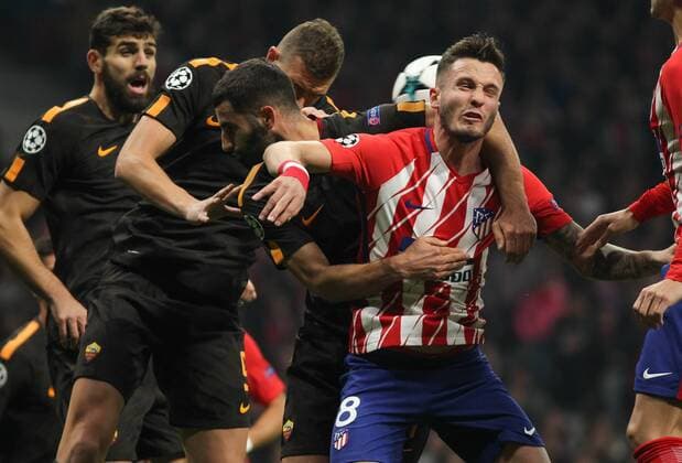Atletico de Madrid s midfielder Saul and Roma s players during Champions League match between Atletico de Madrid and Roma at the Wanda Metropolitano stadium in Madrid, Wednesday, november. 22th 2017.  xIrinaxR.xH.x xAFP7x xAtleticoxdexMadridxvxRoma,xChampionsxLeague,xSpain,xNovx22thx201x