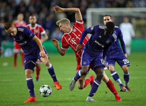 22.11.2017, Fussball UEFA Champions League 2017 2018, Gruppenphase, 5.Spieltag, RSC Anderlecht - FC Bayern München, im Constant Vanden Stock Stadion in Anderlecht. v.l. Adrien Trebel (RSC Anderlecht) gegen Robert Lewandowski (Bayern München) und Dennis Appiah (RSC Anderlecht)