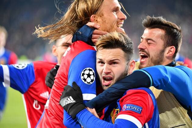Themen der Woche - SPORT Bilder des Tages - SPORT 22.11.2017 Basel Stadion St.Jakob Park Fussball Herren Champions League FC Basel - Manchester United ManU 1:0 Bild zeigt Torschuetze Michael Lang und Renato Steffen (FC Basel) jubeln Aktion