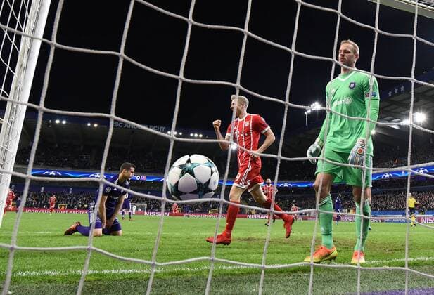 Bilder des Tages - SPORT 22.11.2017, xjhx, Fussball Champions League, RSC Anderlecht - FC Bayern Muenchen emspor, v.l. Matz Sels (RSC Anderlecht), Robert Lewandowski (FC Bayern Muenchen) Goal scored, Tor zum 0:1 Anderlecht