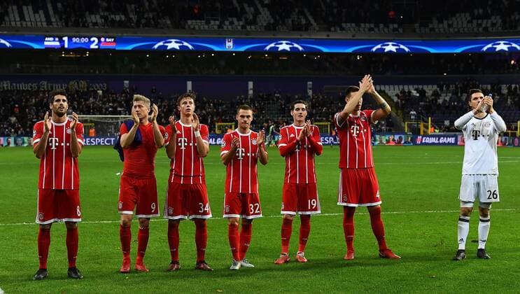 22.11.2017, xjhx, Fussball Champions League, RSC Anderlecht - FC Bayern Muenchen emspor, v.l. Bayerns Spieler bedankt bedanken sich bei den Fanse Anderlecht