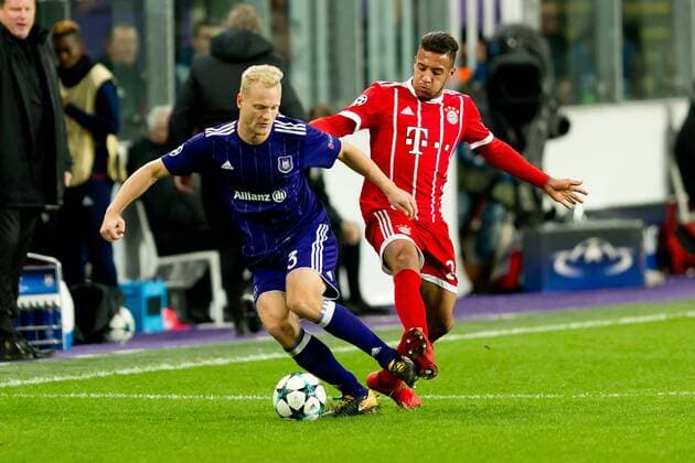 Anderlecht, Belgien 22.11.2017, UEFA Champions League - 2017 18 Season, Gruppenphase, RSC Anderlecht vs FC Bayern Muenchen, Olivier Deschacht (RSC) und Corentin Tolisso (FCB) im Zweikampf ( DeFodi053