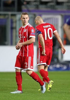 22.11.2017, Fussball UEFA Champions League 2017 2018, Gruppenphase, 5.Spieltag, RSC Anderlecht - FC Bayern München, im Constant Vanden Stock Stadion in Anderlecht. v.l. Joshua Kimmich (Bayern München) , Arjen Robben (Bayern München) geht verletzt vom Platz
