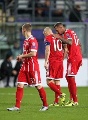 22.11.2017, Fussball UEFA Champions League 2017 2018, Gruppenphase, 5.Spieltag, RSC Anderlecht - FC Bayern München, im Constant Vanden Stock Stadion in Anderlecht. v.l. Joshua Kimmich (Bayern München) , Arjen Robben (Bayern München) geht verletzt vom Platz , Jerome Boateng (Bayern München)