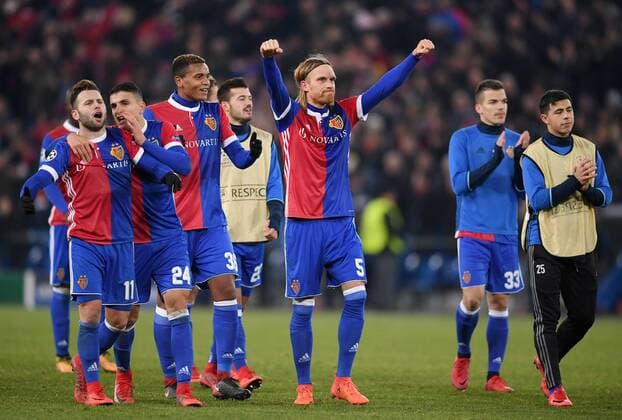 Bilder des Tages - SPORT FUSSBALL CHAMPIONS LEAGUE SAISON 2017 2018 GRUPPENPHASE FC Basel - Manchester United ManU FC 22.11.2017 SCHLUSSJUBEL FC Basel; Matchwinner, Torschuetze zum 1-0 Michael Lang (Mitte) mit seinem Team; Renato Steffen, Mohamed Elyounoussi, Manuel Akanji, Kevin Bua und Blas Riveros (v.li.) Basel