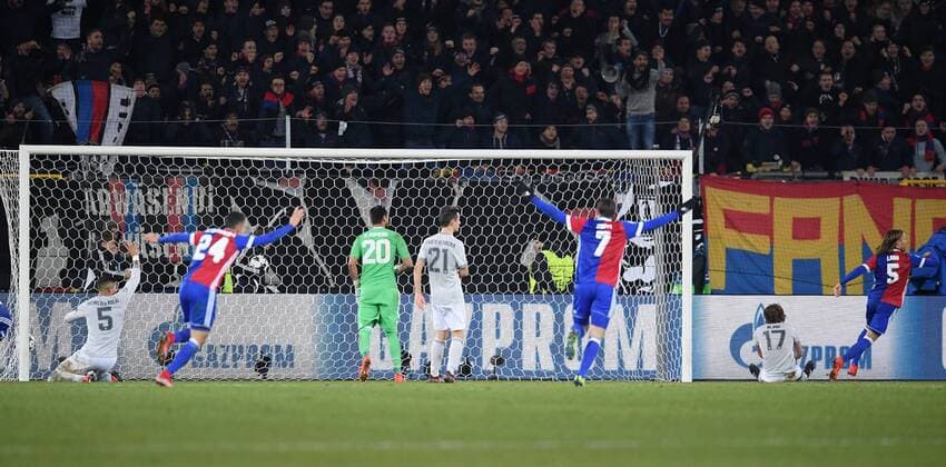 Bilder des Tages - SPORT FUSSBALL CHAMPIONS LEAGUE SAISON 2017 2018 GRUPPENPHASE FC Basel - Manchester United ManU FC 22.11.2017 Tor zum 1-0 durch Michael Lang (re, FC Basel) in der 89. Minute Basel