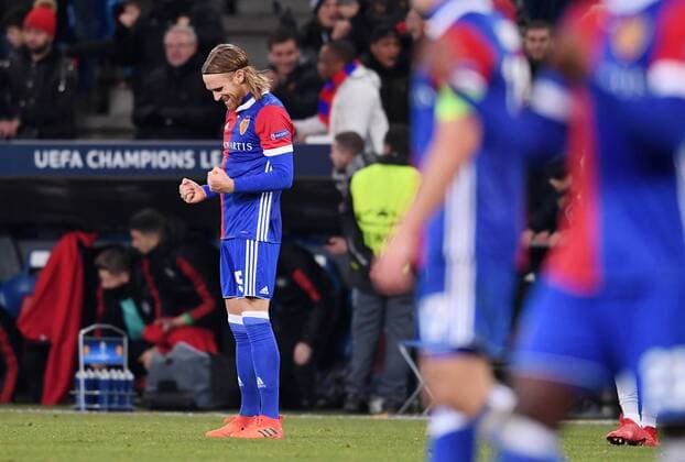 FUSSBALL CHAMPIONS LEAGUE SAISON 2017 2018 GRUPPENPHASE FC Basel - Manchester United ManU FC 22.11.2017 SCHLUSSJUBEL FC Basel; Matchwinner, Torschuetze zum 1-0 Michael Lang (li) Basel