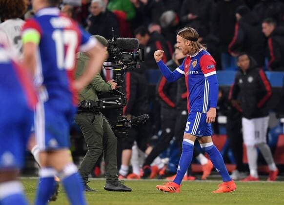 FUSSBALL CHAMPIONS LEAGUE SAISON 2017 2018 GRUPPENPHASE FC Basel - Manchester United ManU FC 22.11.2017 SCHLUSSJUBEL FC Basel; Matchwinner, Torschuetze zum 1-0 Michael Lang (re) Basel