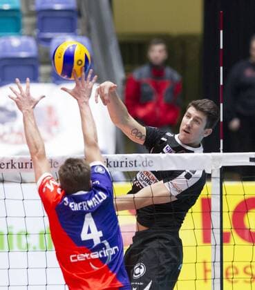 Deutschland - Frankfurt - 22.11.2017 Volleyball - Hessen - 1. Bundesliga - Herren Saison 2016 2017 United Volleys Rheinmain (blau) - Berlin Recycling Volleys (schwarz) v.l. United Volleys Rheinmain - Berlin Recycling Volleys