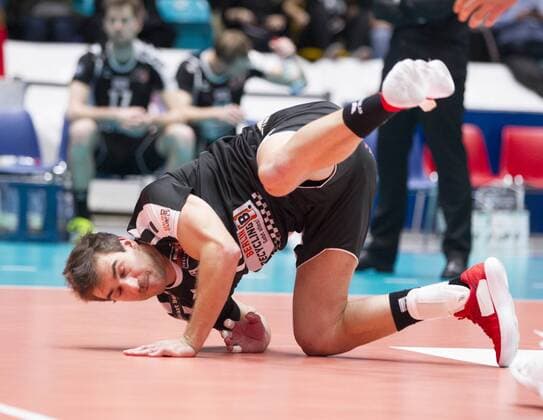 Deutschland - Frankfurt - 22.11.2017 Volleyball - Hessen - 1. Bundesliga - Herren Saison 2016 2017 United Volleys Rheinmain (blau) - Berlin Recycling Volleys (schwarz) v.l. Pierre Pujol (Berlin 18) United Volleys Rheinmain - Berlin Recycling Volleys