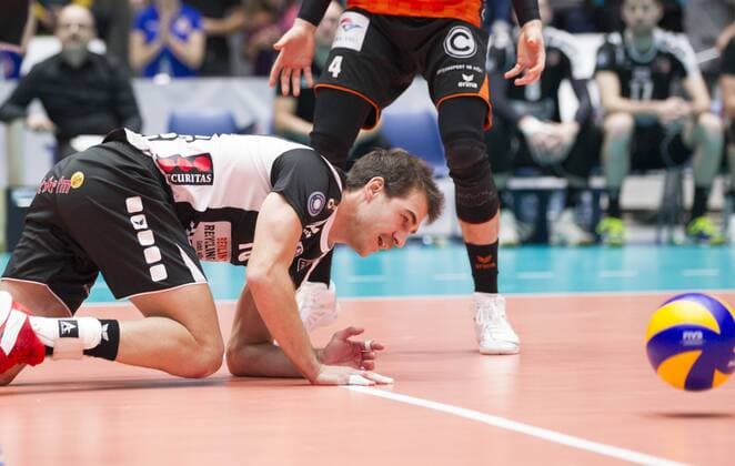 Deutschland - Frankfurt - 22.11.2017 Volleyball - Hessen - 1. Bundesliga - Herren Saison 2016 2017 United Volleys Rheinmain (blau) - Berlin Recycling Volleys (schwarz) v.l. Pierre Pujol (Berlin 18) United Volleys Rheinmain - Berlin Recycling Volleys