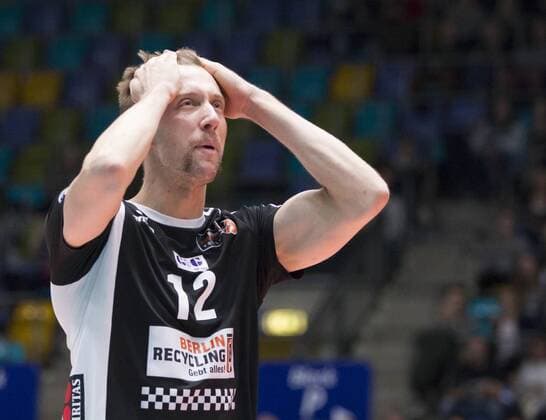 Deutschland - Frankfurt - 22.11.2017 Volleyball - Hessen - 1. Bundesliga - Herren Saison 2016 2017 United Volleys Rheinmain (blau) - Berlin Recycling Volleys (schwarz) v.l. Paul Carroll (Berlin 12) United Volleys Rheinmain - Berlin Recycling Volleys