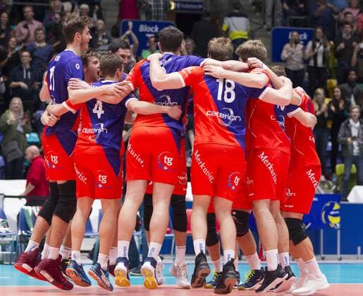 Deutschland - Frankfurt - 22.11.2017 Volleyball - Hessen - 1. Bundesliga - Herren Saison 2016 2017 United Volleys Rheinmain (blau) - Berlin Recycling Volleys (schwarz) v.l. Jubel bei United Volleys United Volleys Rheinmain - Berlin Recycling Volleys