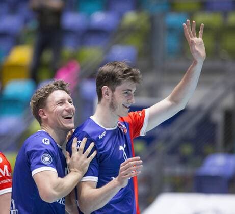 Deutschland - Frankfurt - 22.11.2017 Volleyball - Hessen - 1. Bundesliga - Herren Saison 2016 2017 United Volleys Rheinmain (blau) - Berlin Recycling Volleys (schwarz) v.l. Lukas Bauer (United Volleys 5), Tobias Krick (United Volleys 11) United Volleys Rheinmain - Berlin Recycling Volleys