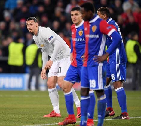 FUSSBALL CHAMPIONS LEAGUE SAISON 2017 2018 GRUPPENPHASE FC Basel - Manchester United ManU FC 22.11.2017 Zlatan Ibrahimovic (li, Manchester United FC) beobachtet das Spiel Basel