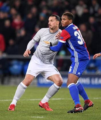 FUSSBALL CHAMPIONS LEAGUE SAISON 2017 2018 GRUPPENPHASE FC Basel - Manchester United ManU FC 22.11.2017 Zlatan Ibrahimovic (li, Manchester United FC) gegen Manuel Akanji (re, FC Basel) Basel
