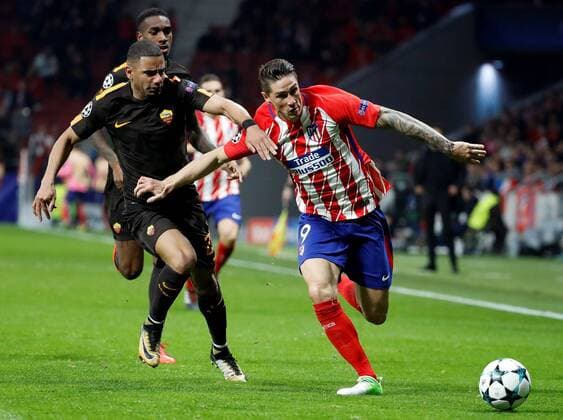 Atletico de Madrid s striker Fernando Torres (C) vies for the ball with Roma s Brazilian players Bruno Peres (L) during the UEFA Champions League secnd leg groups phase match between Atletico de Madrid and Roma at the Wanda Metropolitano Stadium in Madrid, Spain, 22 November 2017. Atletico de Madrid vs. Roma !ACHTUNG: NUR REDAKTIONELLE NUTZUNG!  Copyright: xJuanJoxMartinx MAD037 20171122-636469897225426677