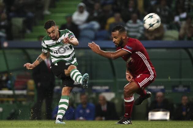 November 22, 2017 - Lisbon, Portugal - SportingÃ¢â‚¬â ¢s midfielder Bruno Fernandes and Olympiakos Piraeus midfielder Alaixys Romao during the UEFA Champions League group D match between Sporting CP and Olympiacos FC at Alvalade Stadium on November 22, 2017 in Lisboa, Portugal. ( Nurphoto) Sporting CP v Olympiakos Piraeus - UEFA Champions League  - ZUMAn230 20171122_zaa_n230_441 Copyright: xFilipexAmorimx