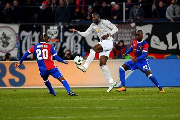 22nd November 2017, St Jakob-Park, Basel, Switzerland; UEFA Champions League, FC Basel versus Manchester United ManU Eder Balanta and Geoffroy Serey Die of FC Basel challenge Romelu Lukaku of Manchester United for the ball  ActionPlus11954889