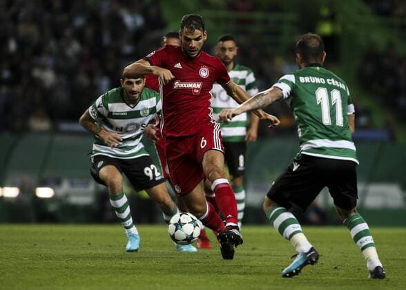 November 22, 2017 - Lisbon, Portugal - Olympiakos s midfielder Panagiotis Tachtsidis (C) vies with Sporting s forward Bruno Cesar (R) during the Champions League football match between Sporting CP and Olympiacos at Jose Alvalade Stadium in Lisbon on November 22, 2017. NURPHOTO CARLOS COSTA. Sporting CP v Olympiakos Piraeus - UEFA Champions League  - ZUMAn230 20171122_zaa_n230_470 Copyright: xCarlosxCostax